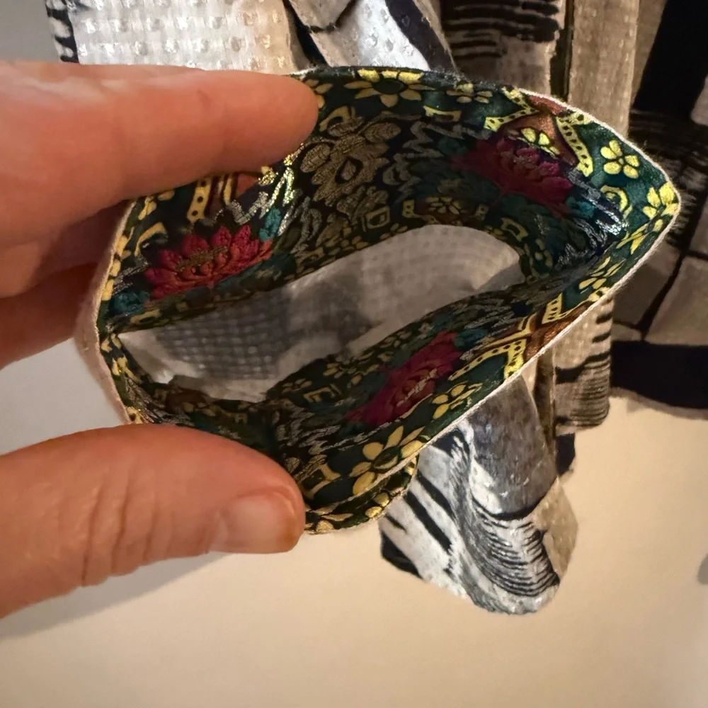 Robert Graham Abstract Black and White Shirt with Vibrant Lion Design - Picture 6 of 12